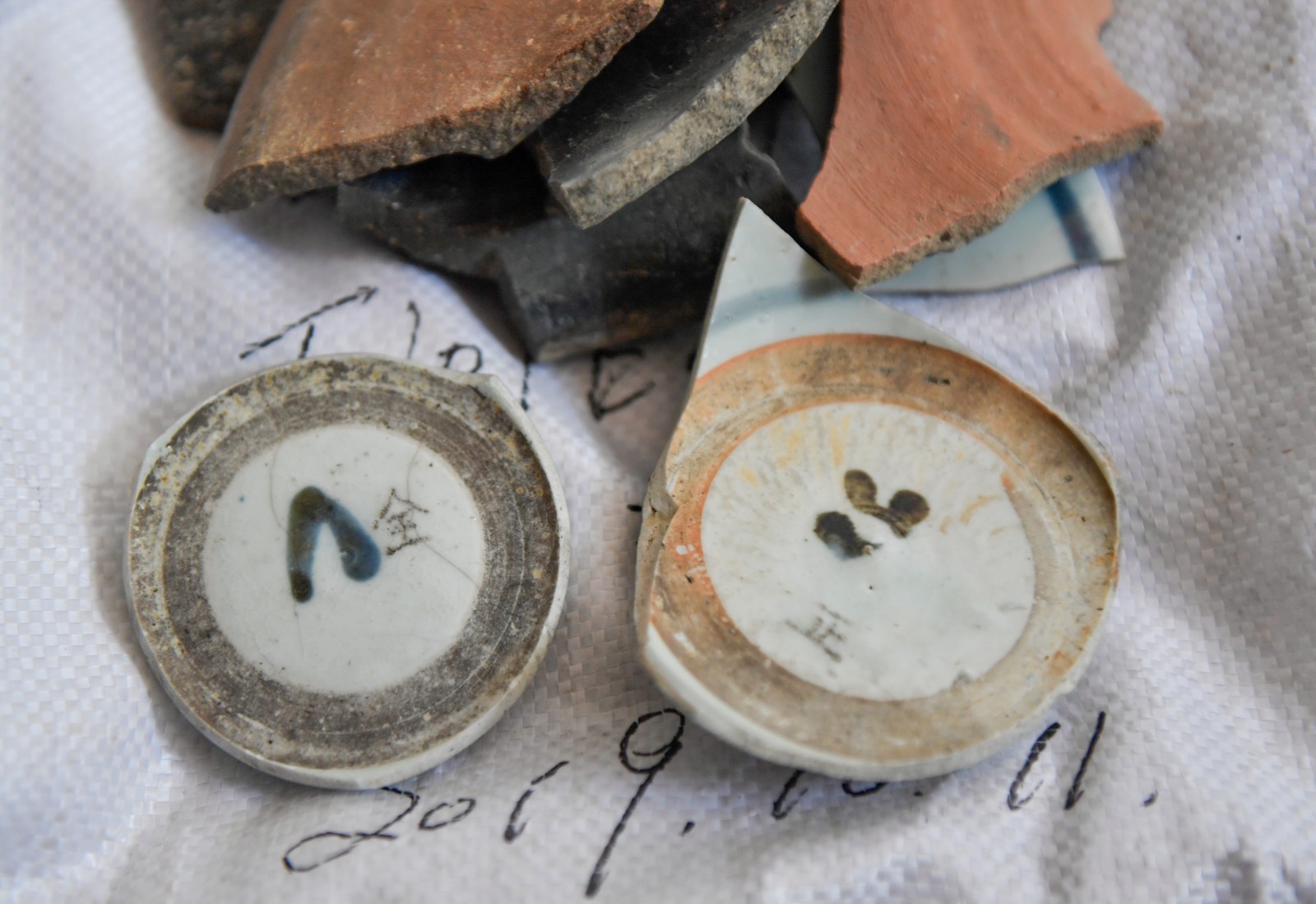 平江福寿山大湖坪遗址考古发掘出的带有全字和正字的陶瓷残片。