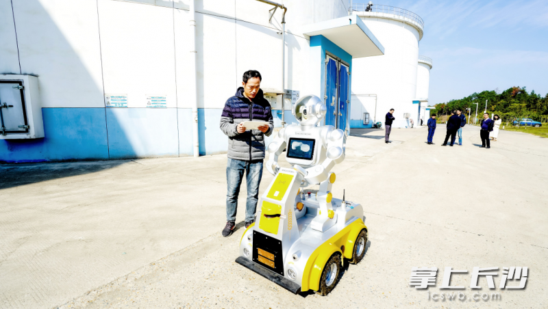 　　近日，在湖南金山粮油食品有限公司开慧粮库，一台智能机器人正在粮库巡检，并通过互联网实时传输库内温湿度、磷化氢浓度等数据。盛磊 摄
