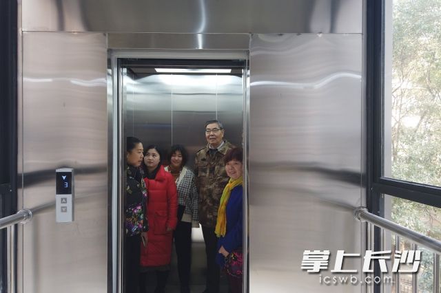 居民们体验新电梯。