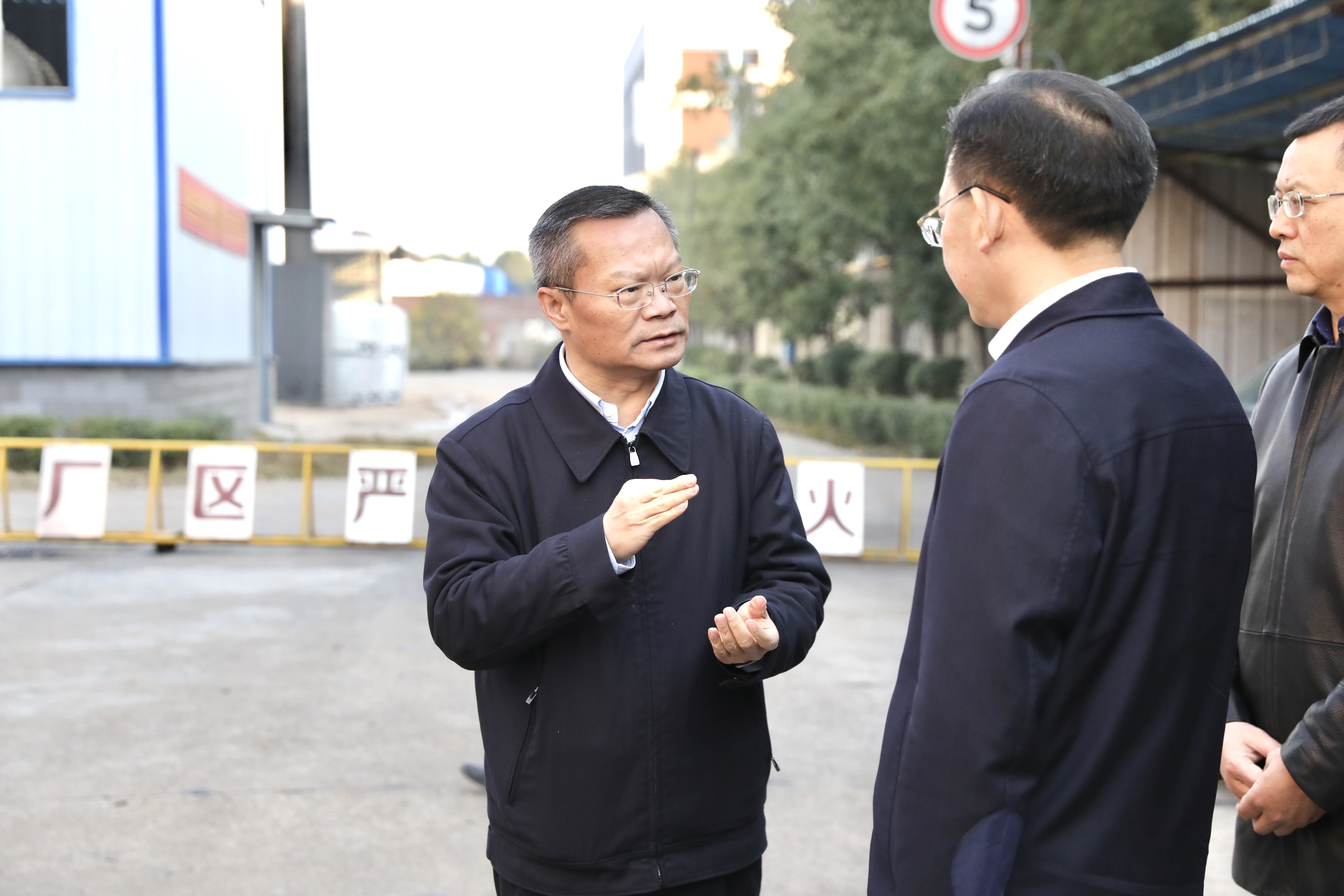 在长沙县的湖南松源化工有限公司，胡忠雄现场检查了危化企业安全生产措施落实情况。