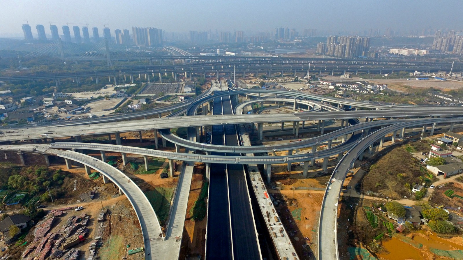 今日，湘府路快速化改造工程武广高铁以东路段高架实现主体完工。均为长沙晚报全媒体记者 王志伟 摄