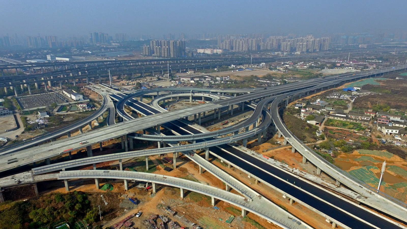 红旗路立交是湘府路快改全线两个大型互通枢纽之一，采用苜蓿叶型设计，能实现湘府路与红旗路之间各个方向的交通转换。