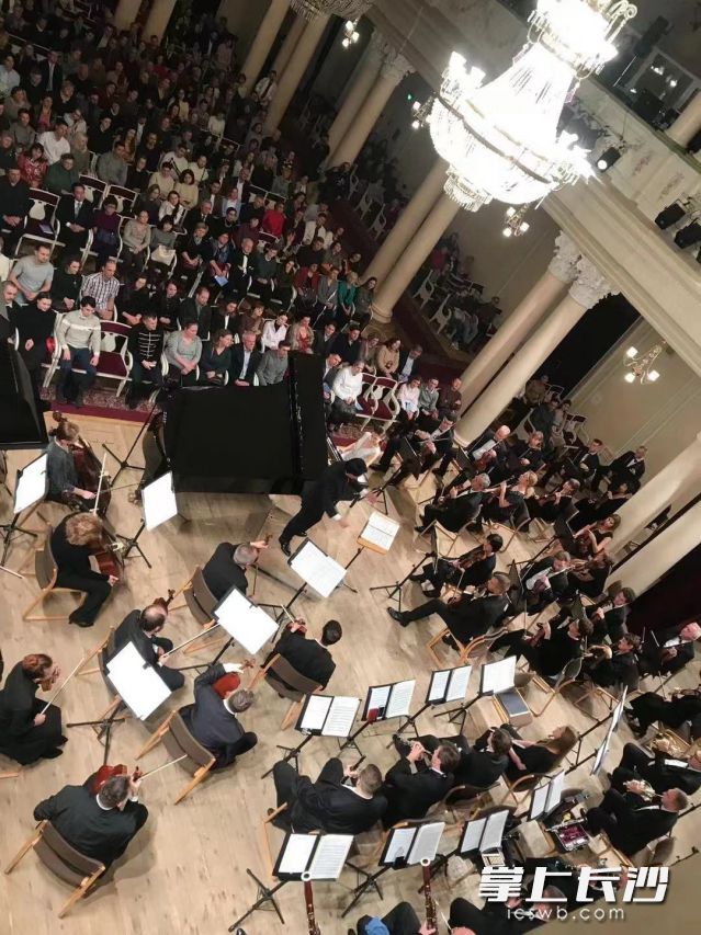 肖鸣执棒指挥乌克兰国家交响乐团。（资料图片）
