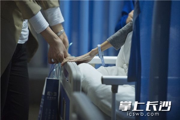 2014年10月23日杨丽红来到长沙市中心医院，看望意愿捐献者。两人双手缠绕交集是为了另一个人可以继续光明。