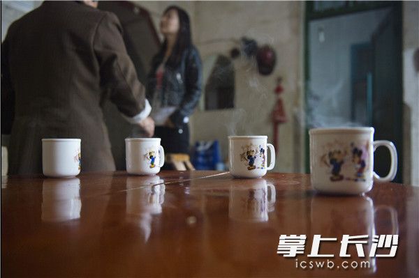 杨丽红每次回访受捐者家中，亲属往往会拉上她多番感谢，倒上一杯热茶，不管多困难都会准备一顿可口饭菜。