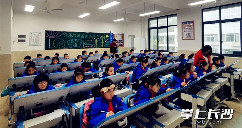 长沙市实验小学新校区的孩子们期末考试数学客观题部分在机考上完成。