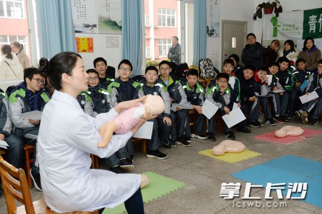 今日下午，来自中南大学湘雅医学院的老师在讲授婴幼儿气管异物急救方法，学子们全神贯注倾听。图片均由长沙晚报全媒体记者 石祯专 摄