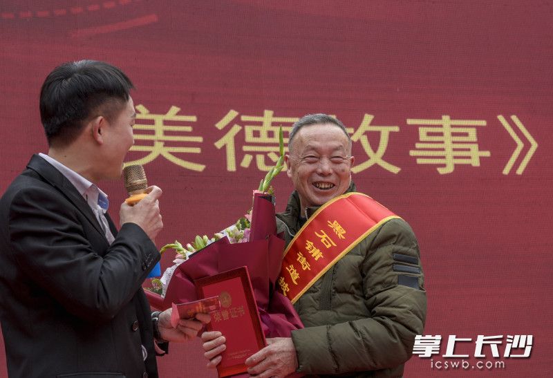 刚刚当选第三届“新乡贤”刘富斌向村民们发表获奖感言