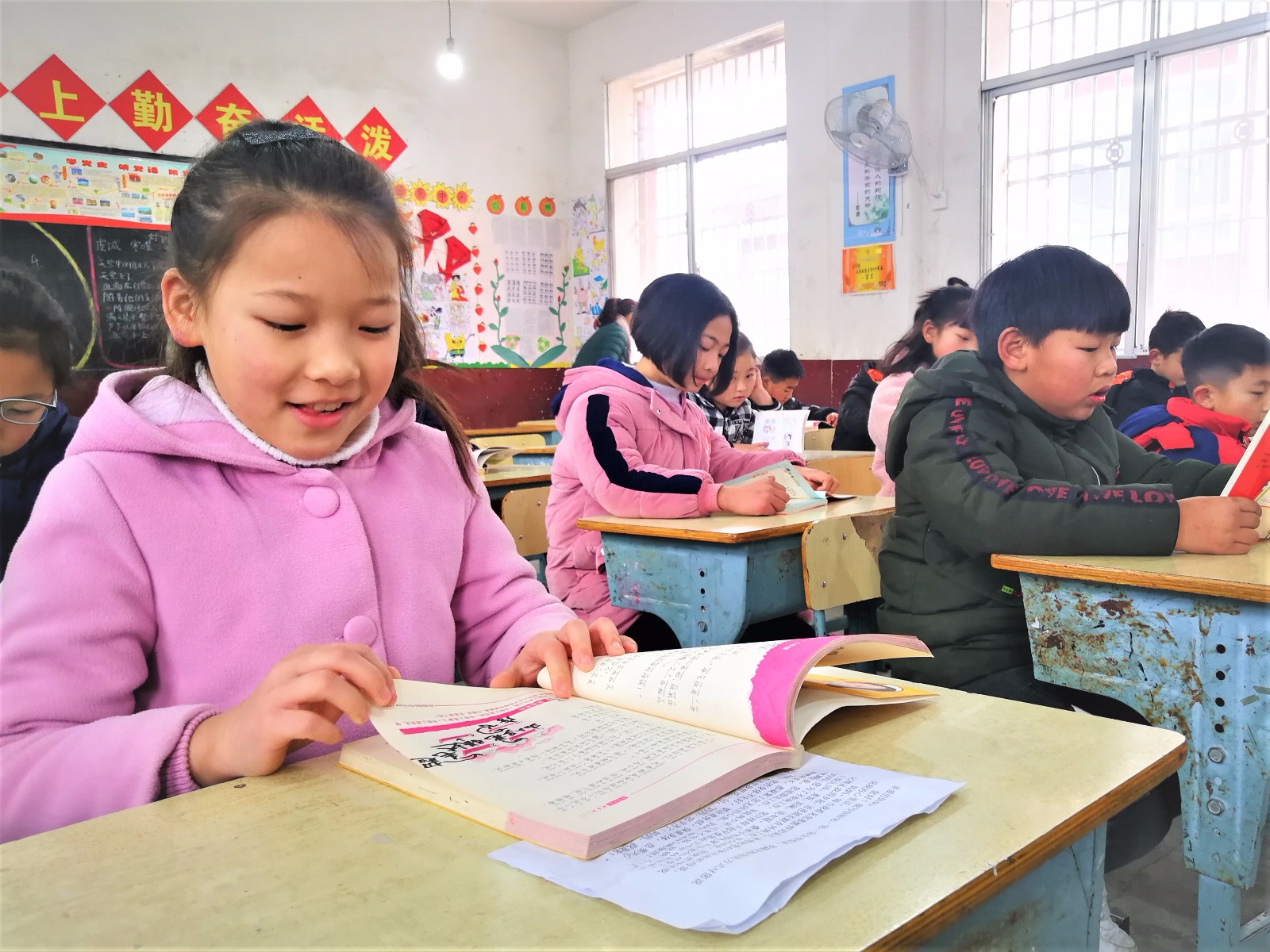 宁乡沩山祖塔小学的同学们收到了爱心图书，一个个专心致志地阅读起来。长沙晚报全媒体记者 张禹 摄