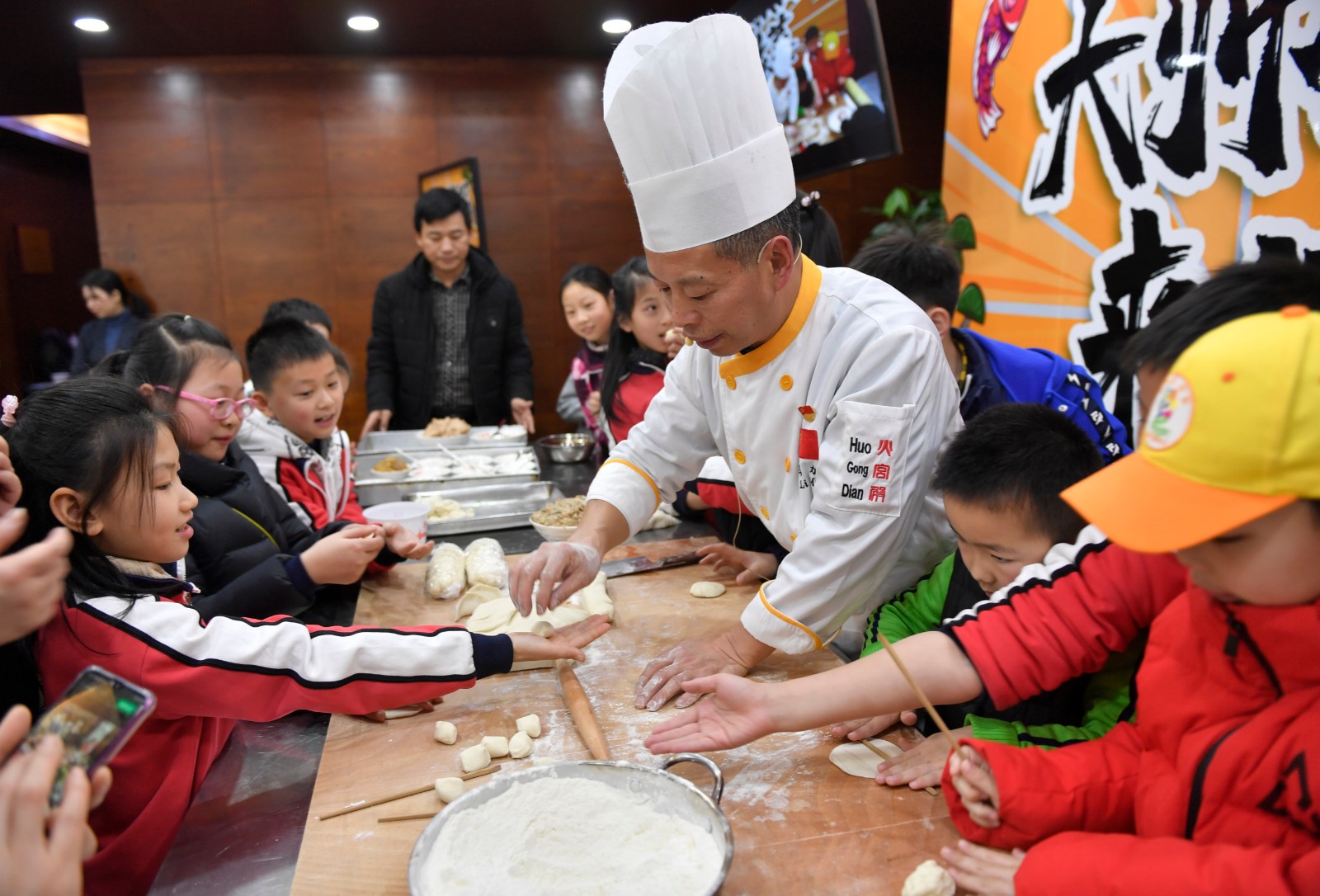火宫殿湘点大师马力正在教学生们做饺子。图片均为长沙晚报全媒体记者 邹麟 摄