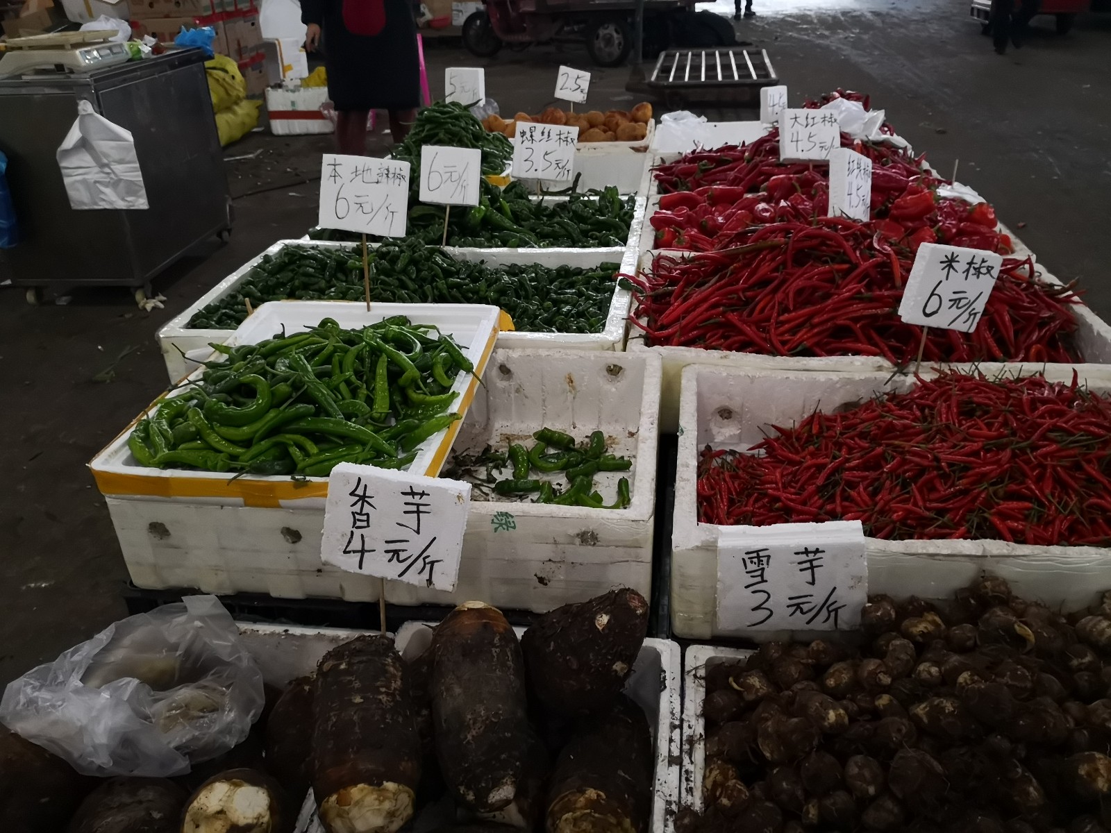 红星大市场内蔬菜供应充足品种丰富。