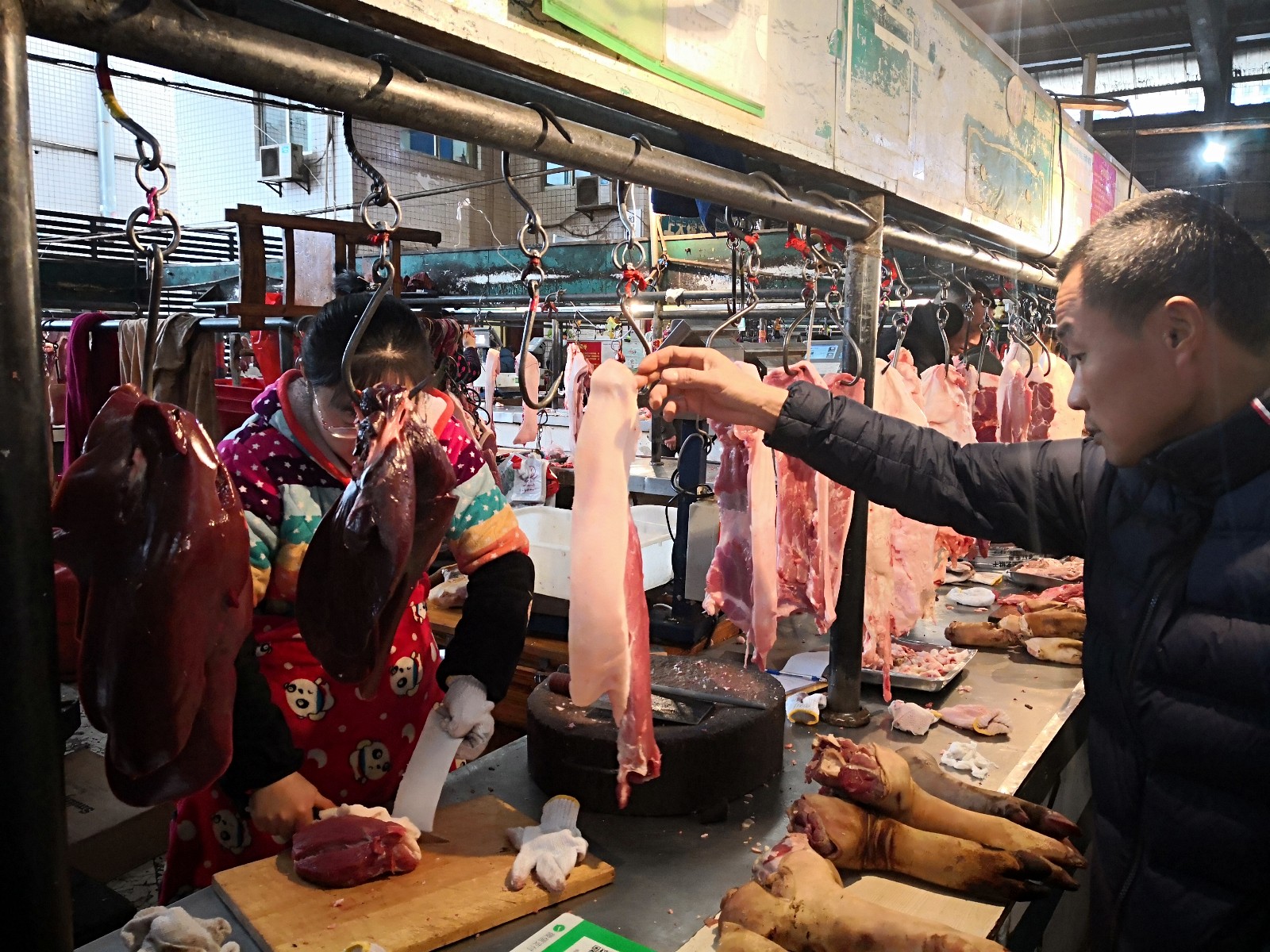 红星大市场内猪肉供需两旺。
