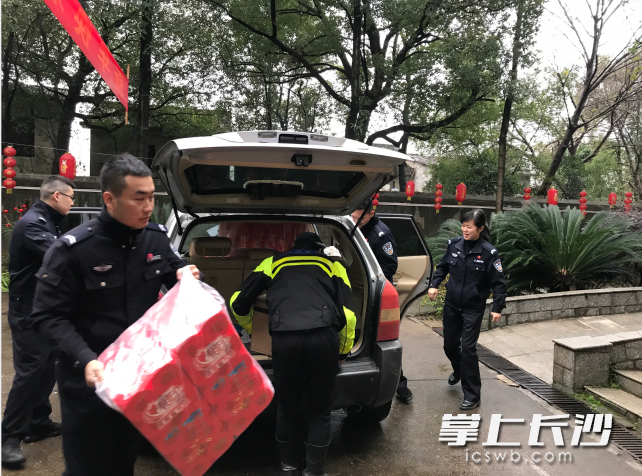 芙蓉交警大队带着牛奶、饺子、面条、卷筒纸等物资看望敬老院的老人们
