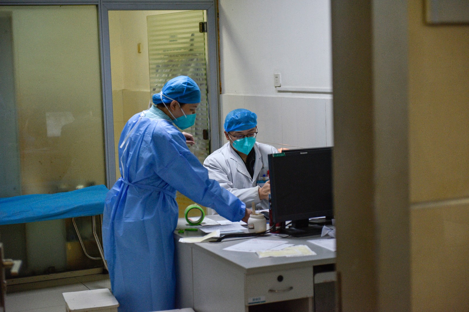 长沙市第一医院设立发热门诊专用通道，对发热门诊进行了优化改造。长沙晚报全媒体记者 陈飞 摄