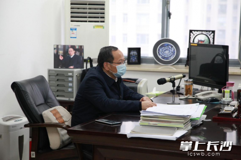 会上，长沙市教育局党委书记、局长卢鸿鸣通过视频直播。