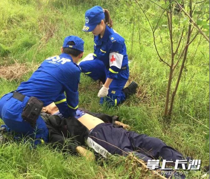 作为蓝天队队员，贺阳东（左）正在救治患者。医院供图