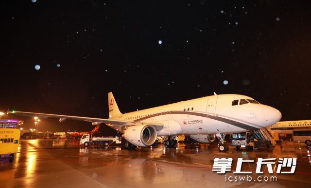 2月5日晚10时许，一架三一的公务专机抵达长沙黄花国际机场，装着购买的防护服。