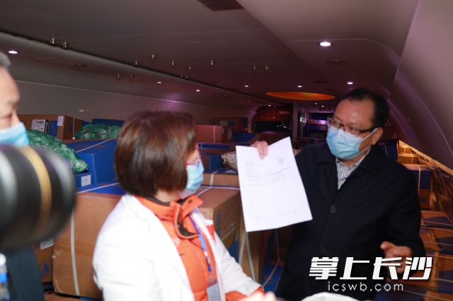 飞机一落地，三一集团总裁唐修国（右一）便将该批物资捐赠给了湖南省红十字会。