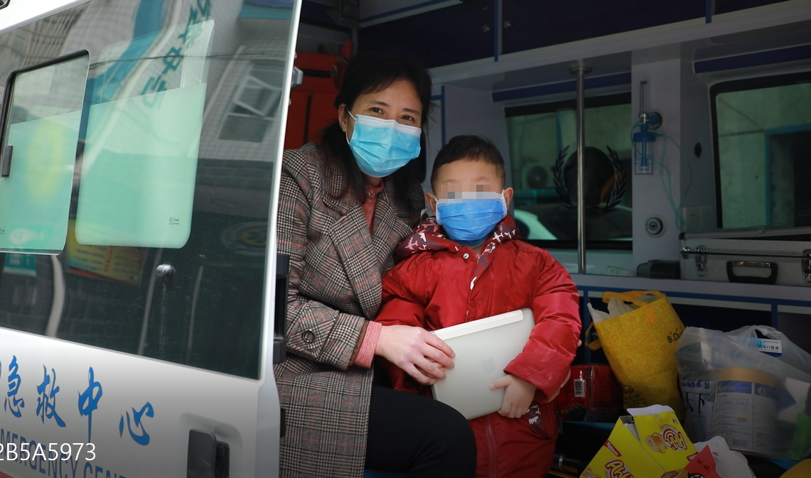 爱心妈妈刘建华接过了爱的接力棒，承担起14天隔离期间照顾孩子的重任。