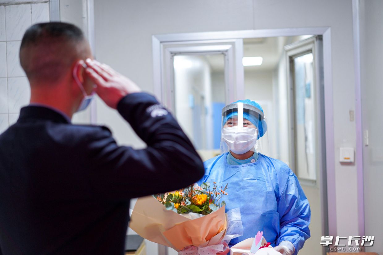 今天，杨胜先带着鲜花来到医院看望妻子蒋秀丽，对妻子庄严敬礼，表达敬意。通讯员 申勇 摄
