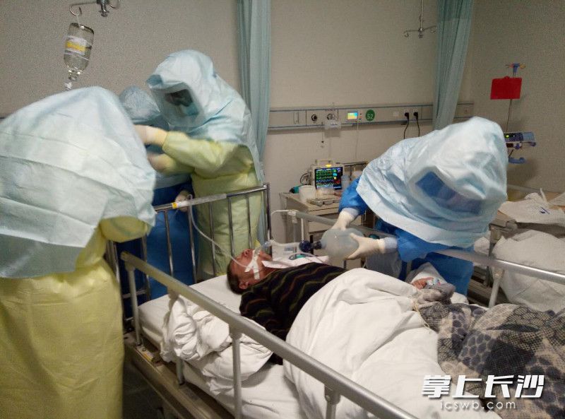 援助武汉的中南大学湘雅三医院国家医疗队员们16日凌晨正在紧急抢救新冠肺炎病危患者。图片、视频均由医疗队提供