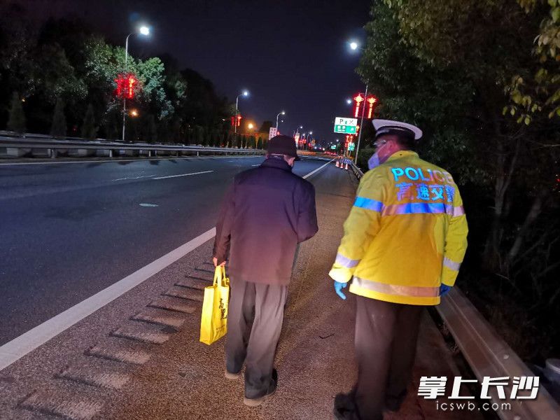 发现老人走在高速公路应急车道上，民警急忙下警车询问。均为长沙晚报通讯员 吴戈 供图