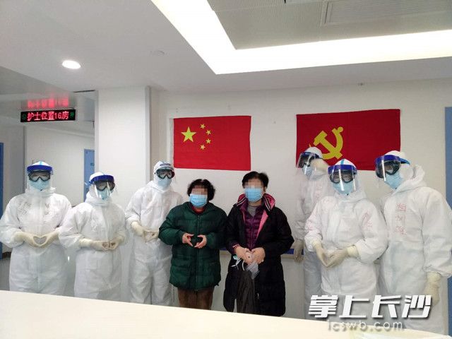 两名患者出院前与医护人员留影。本文照片由武汉前线湘雅三医院国家医疗队提供