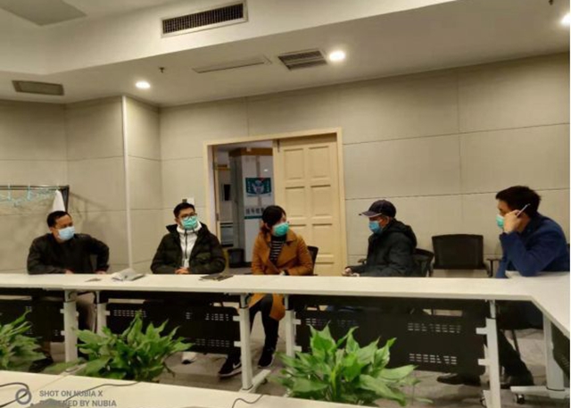 开福区司法局湘雅路司法所所长胡君在长沙市第一医院宣讲法律知识。