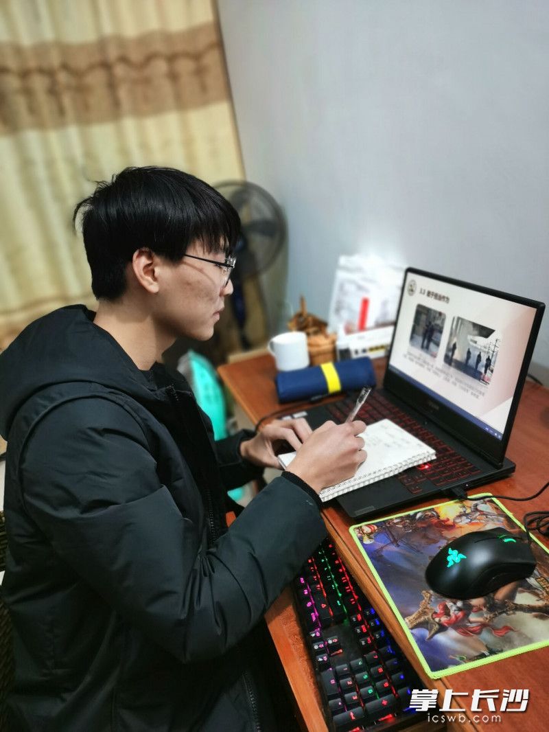 湖南工业职院学生通过线上教学平台观看开学第一课。通讯员供图