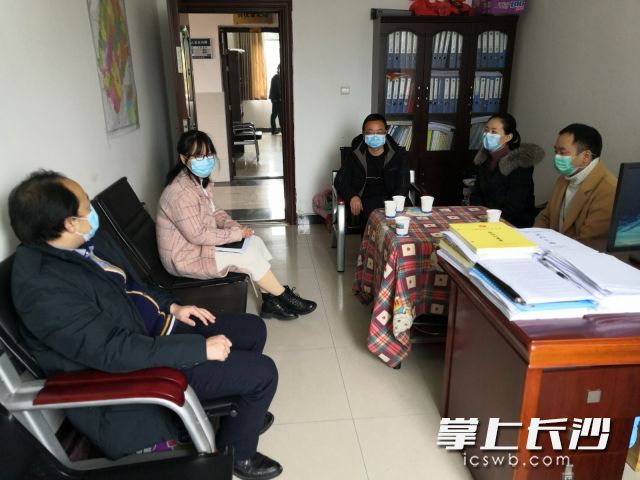 长沙县人社局招工小分队在沅陵县凉水井镇进行对接招工。通讯员 李梦云 摄