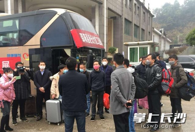 13名邵阳县及周边地区的蓝思科技员工坐上了包车，从家门口直接回到了浏阳的工作岗位上。通讯员张可夫提供图片。