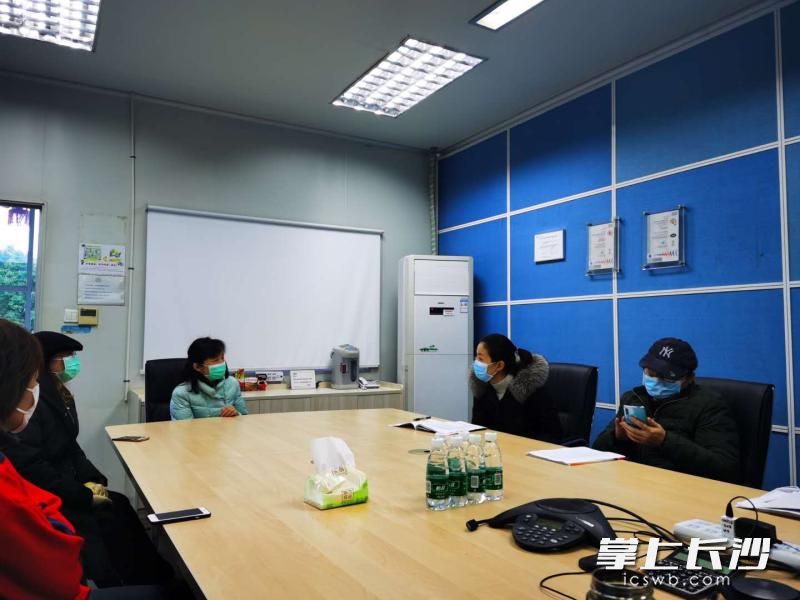 长沙县人社局工作人员给湖南维胜科技管理层进行入职防疫、援企稳岗政策文件的宣讲。图片由通讯员提供。