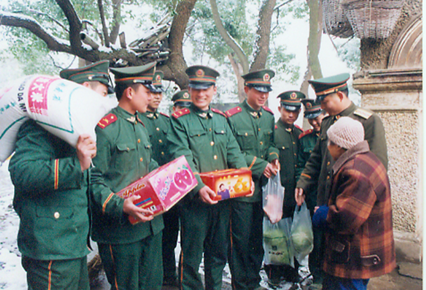 上个世纪80年代，中队官兵经常为驻地困难群众送生活用品。