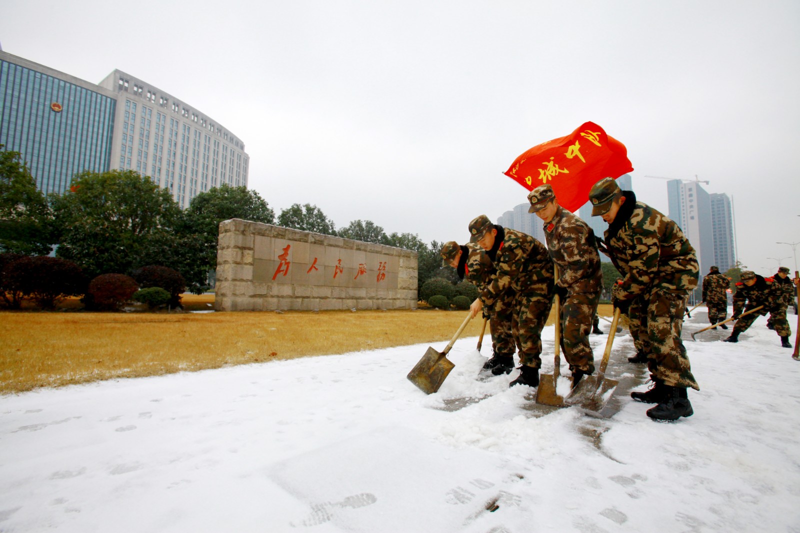 2008年，中队官兵为驻地街道清除积雪。