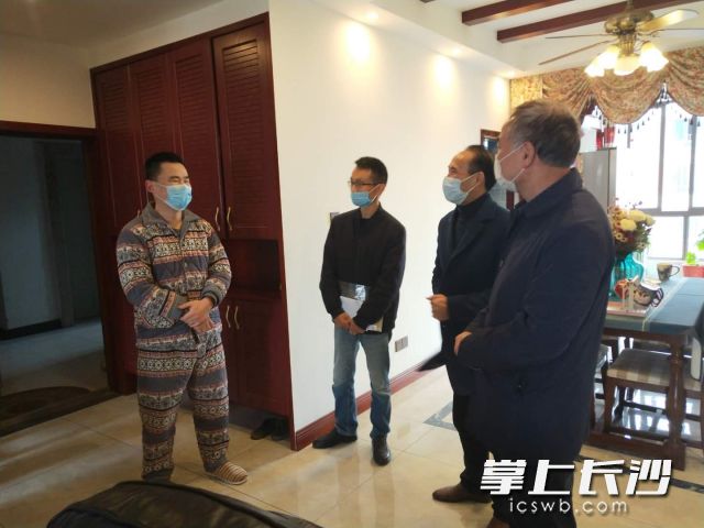 图为市直机关工委负责人走访慰问新婚不久的宁乡市人民医院支援武汉疫情防控医护人员的家属（左一）。