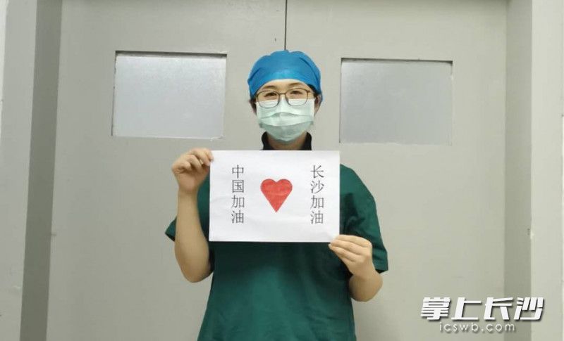 郑芳在长沙市公共卫生救治中心（长沙市第一医院北院）说，他们一定会最终战胜疫情。全媒体记者 杨蔚然 万青 摄影报道