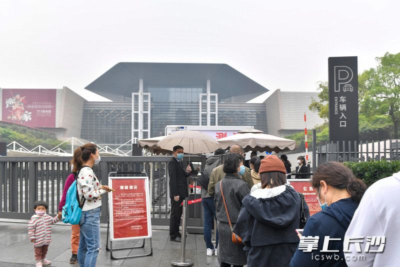 3月24日，湖南省博物馆恢复开放，市民们正在门口排队进行体温检测。照片均为长沙晚报全媒体记者 邹麟 摄