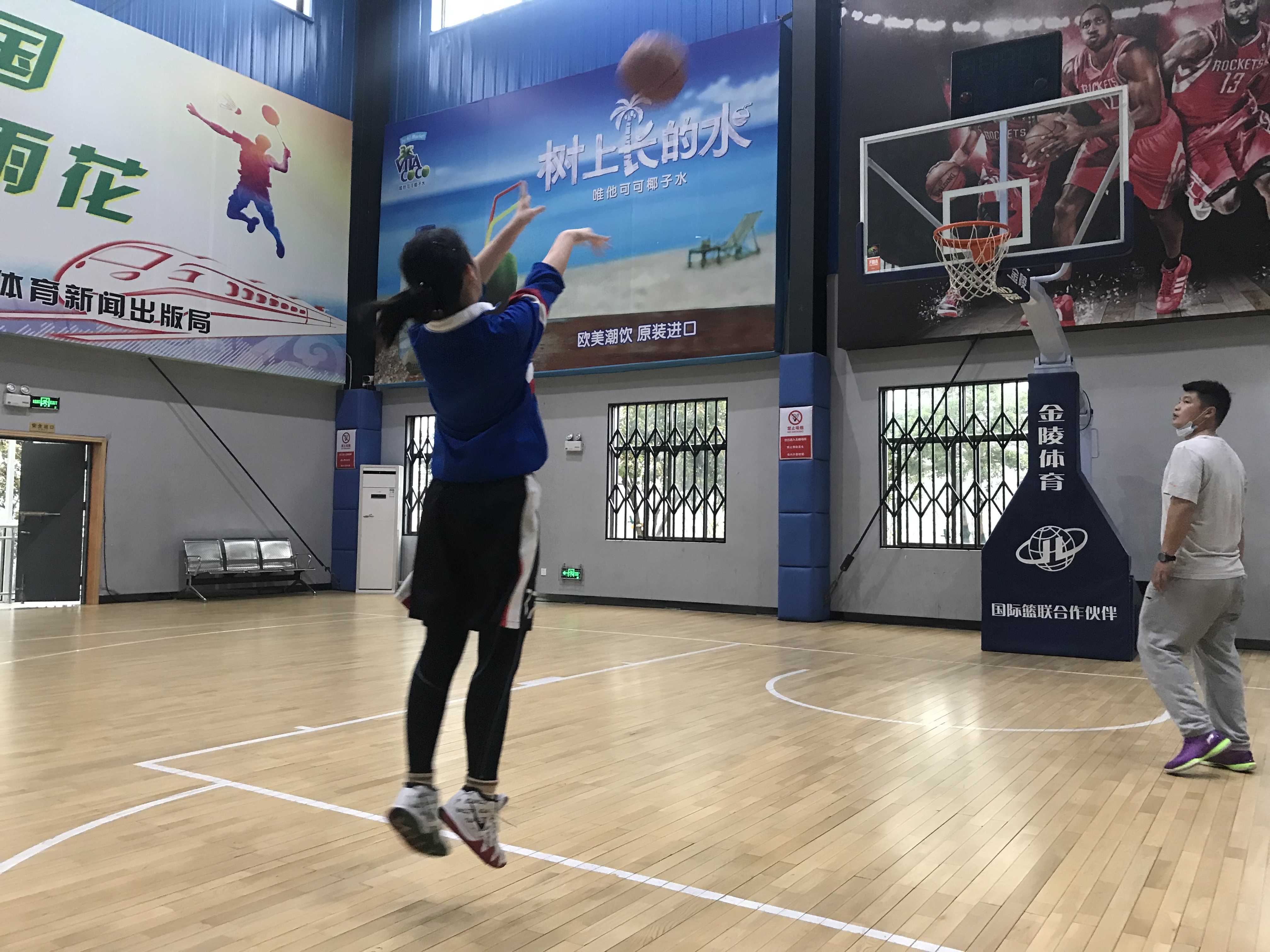 正在东山全民健身中心篮球馆打篮球的市民。林勇 供图