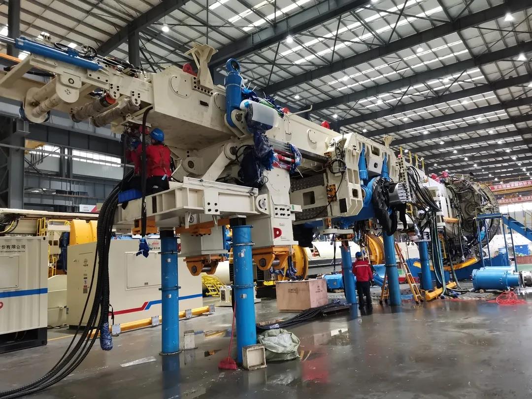 铁建重工员工正在拆卸国产首台出口南美敞开式TBM。长沙晚报通讯员 胡清 摄