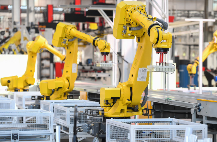 三一18号厂房内，智能机器人正在生产。