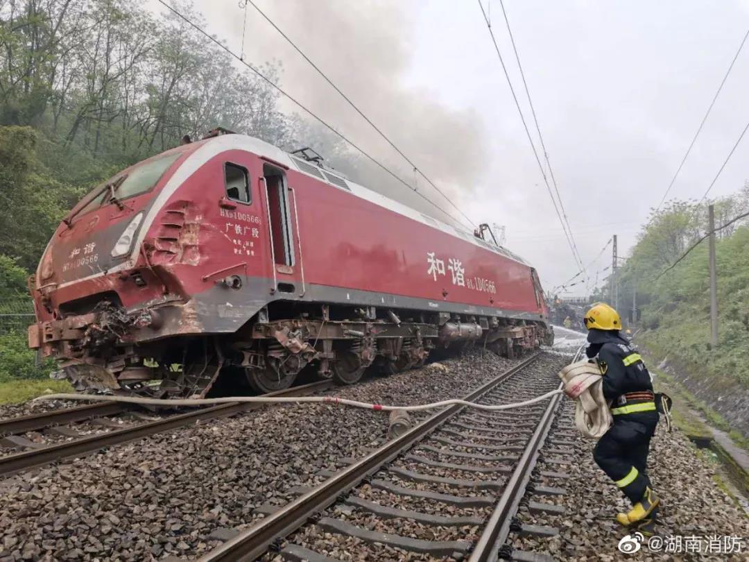 比利时两列火车迎头猛撞18人死亡 惊魂时刻恍如大地震(组图)-搜狐新闻