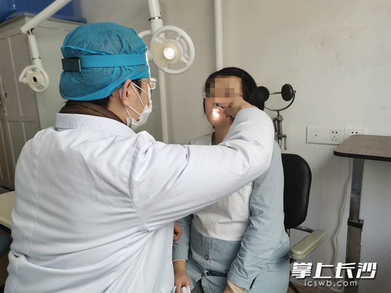 准妈妈刘女士正在耳鼻喉科接受鼻部相关治疗。长沙晚报全媒体记者 杨蔚然 通讯员 成嘉明 摄影报道