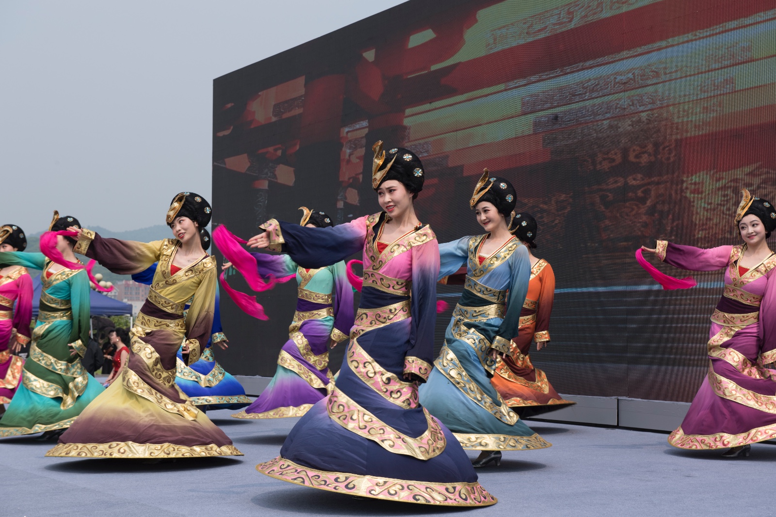 4月17日，在“夏之恋·在长沙”文化旅游季启动式上，长沙市歌舞剧院表演舞蹈《彩陶俑》。