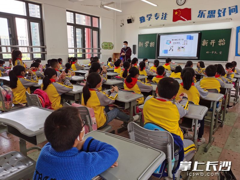 清水塘江湾小学孩子们的嘹亮歌声在校园里荡漾开来，让沉静已久的学校重新焕发新的活力。