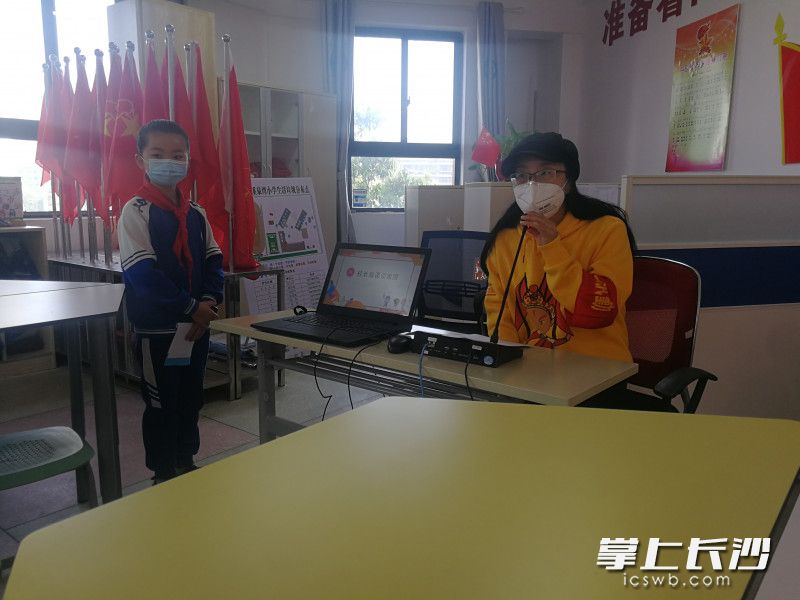 清水塘溪泉湾小学校长杨湘萍在给孩子们上校长微课。