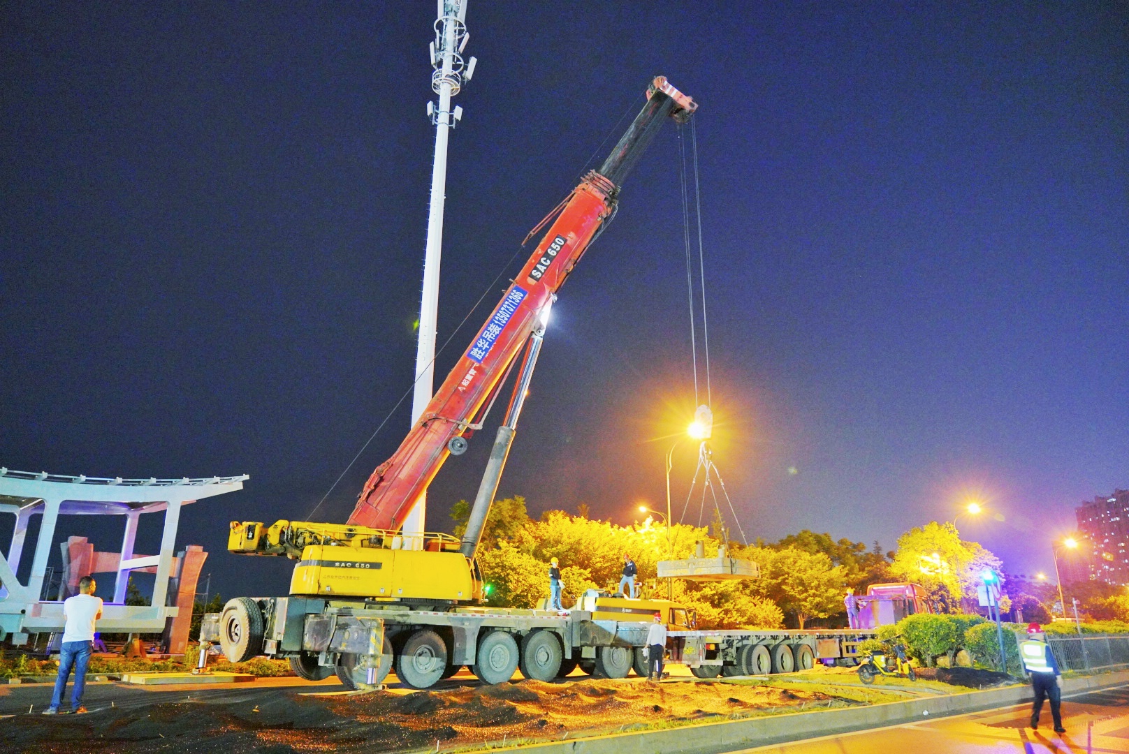 正在进行“刚身”吊装的滨湖路人行天桥，预计6月投入使用。长沙晚报通讯员 章帝摄