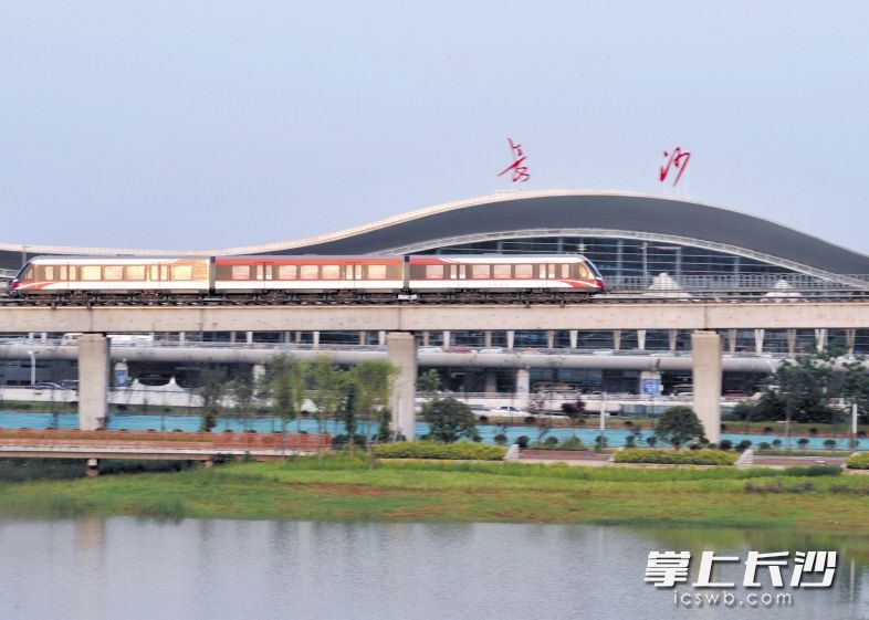 2016年5月6日，飞驰的磁浮列车经过长沙黄花国际机场。长沙晚报全媒体记者 石祯专 王志伟 摄