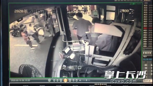 公交车司机肖壬根和路人一起将该女子抱上公交车。视频 截图