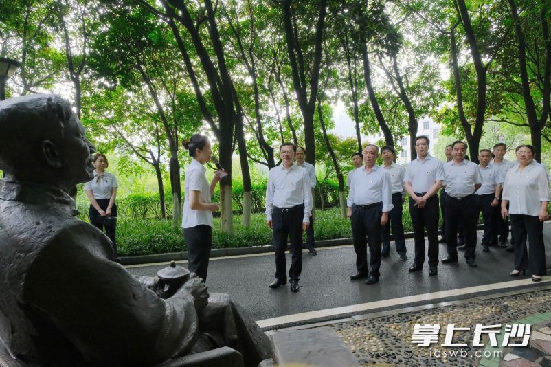 党员领导干部参观特立廉政文化公园，学习革命先贤勤廉事迹。