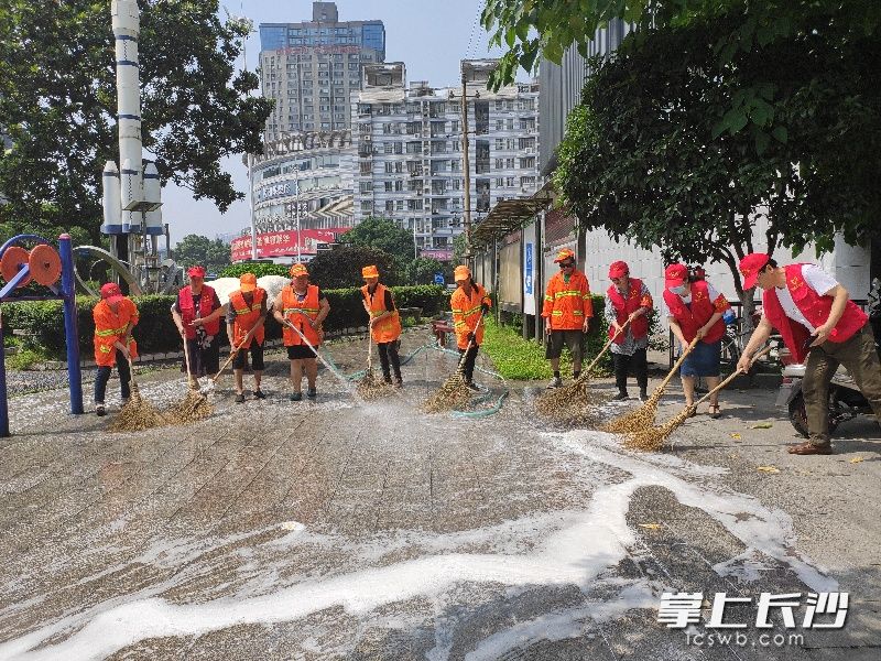 在丰泉古井社区，环卫工作人员一起参与大清洗。
